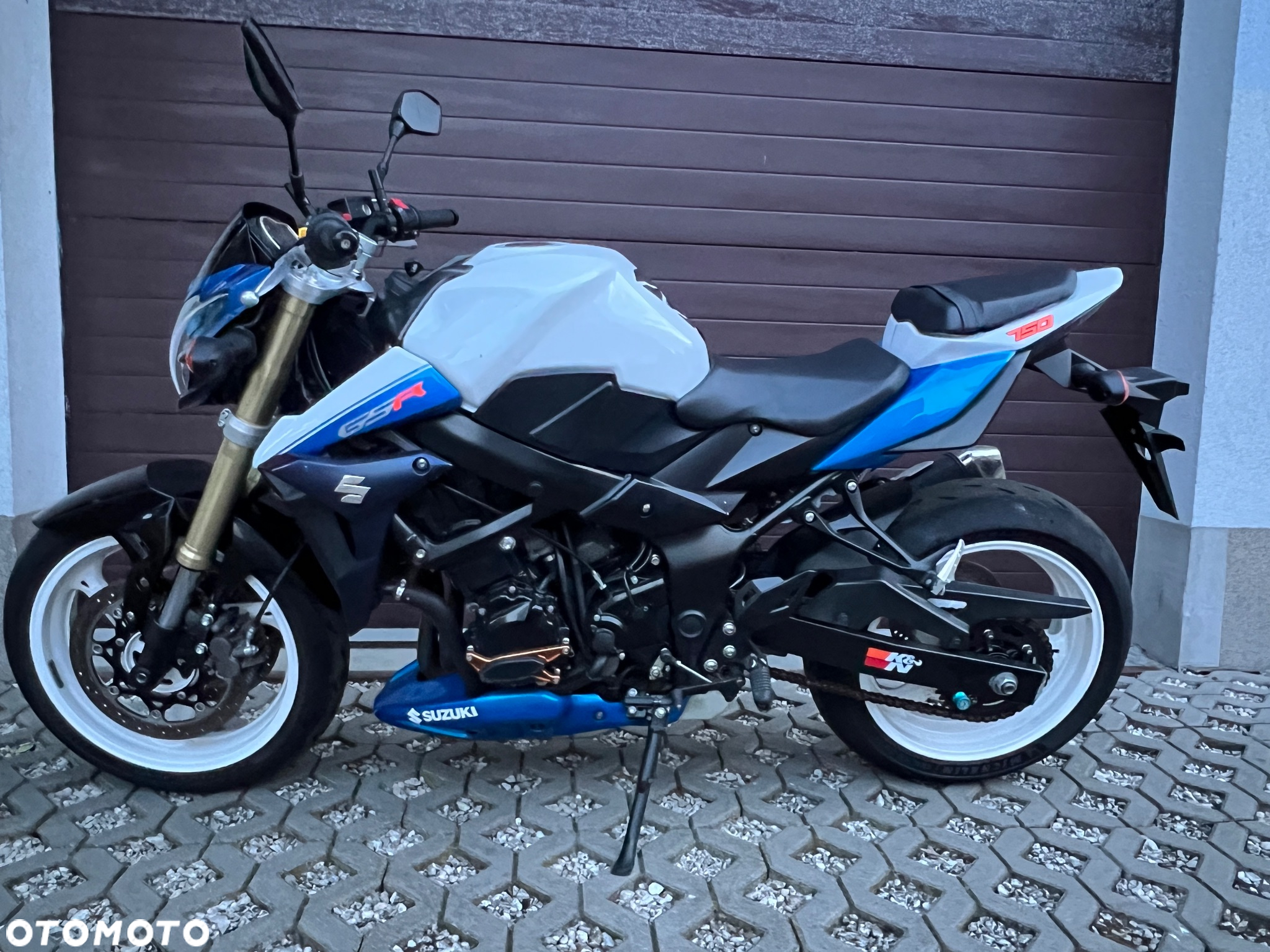 Suzuki GSR - 19