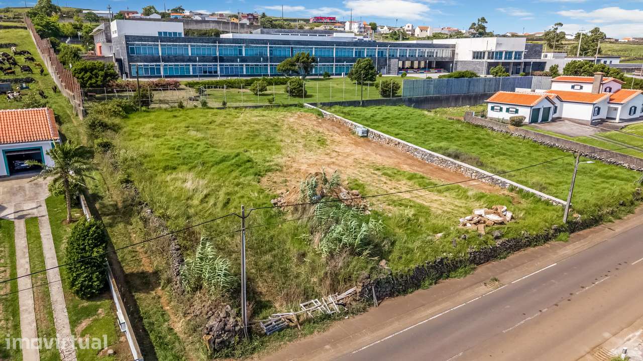 Terreno Urbanizável com Vista Mar na Vila de São Sebastião - Grande imagem: 2/8