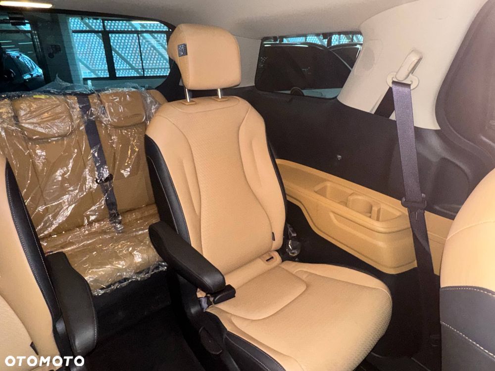 Kia Carnival - 28