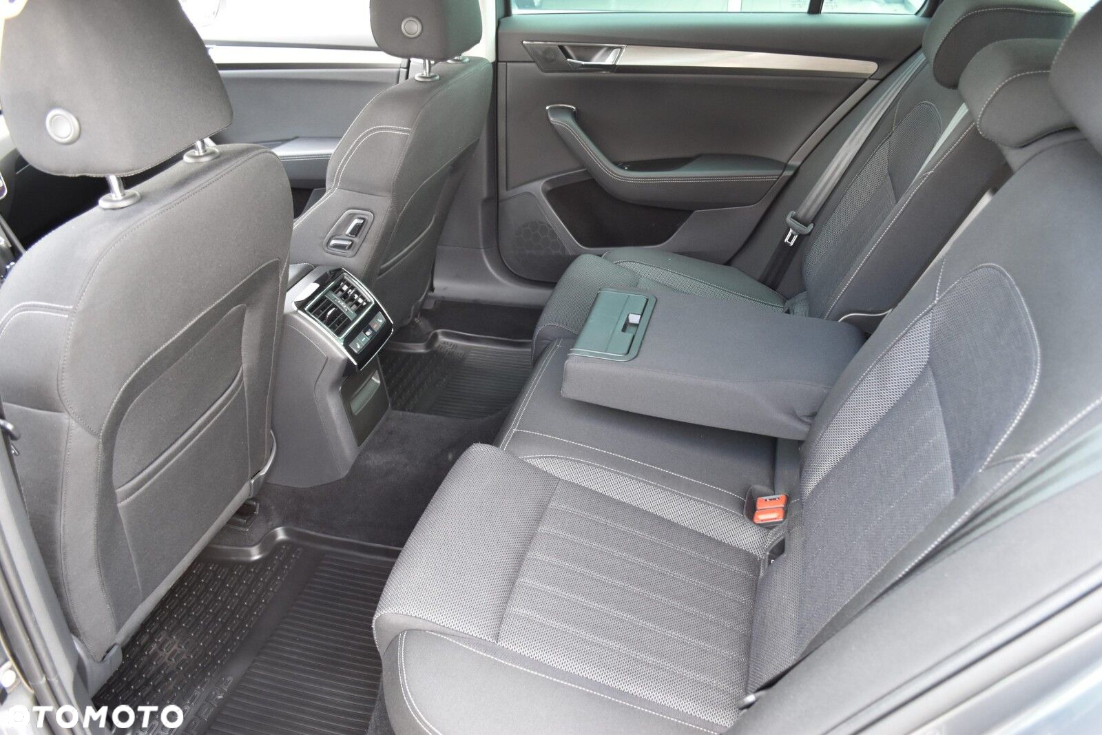 Skoda Superb 2.0 TDI SCR Style DSG - 32