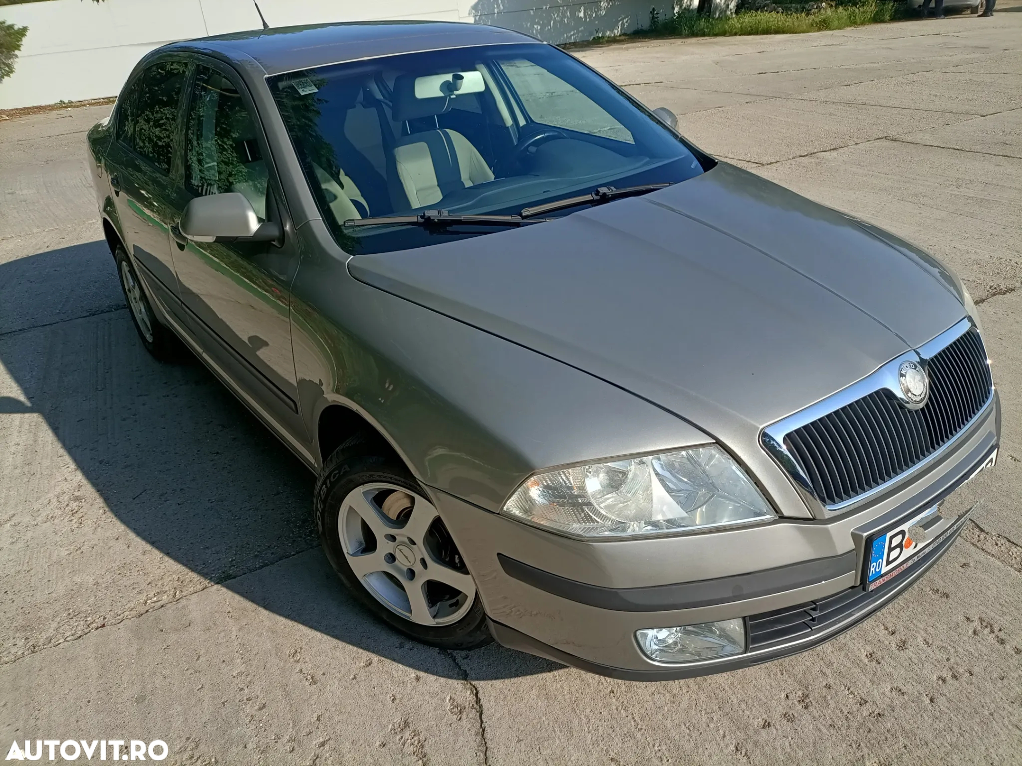 Skoda Octavia 1.6 Elegance Aut - 2