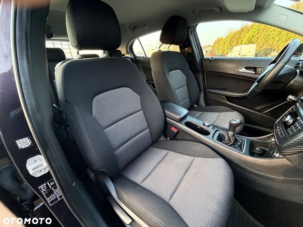 Mercedes-Benz GLA 180 Urban - 35