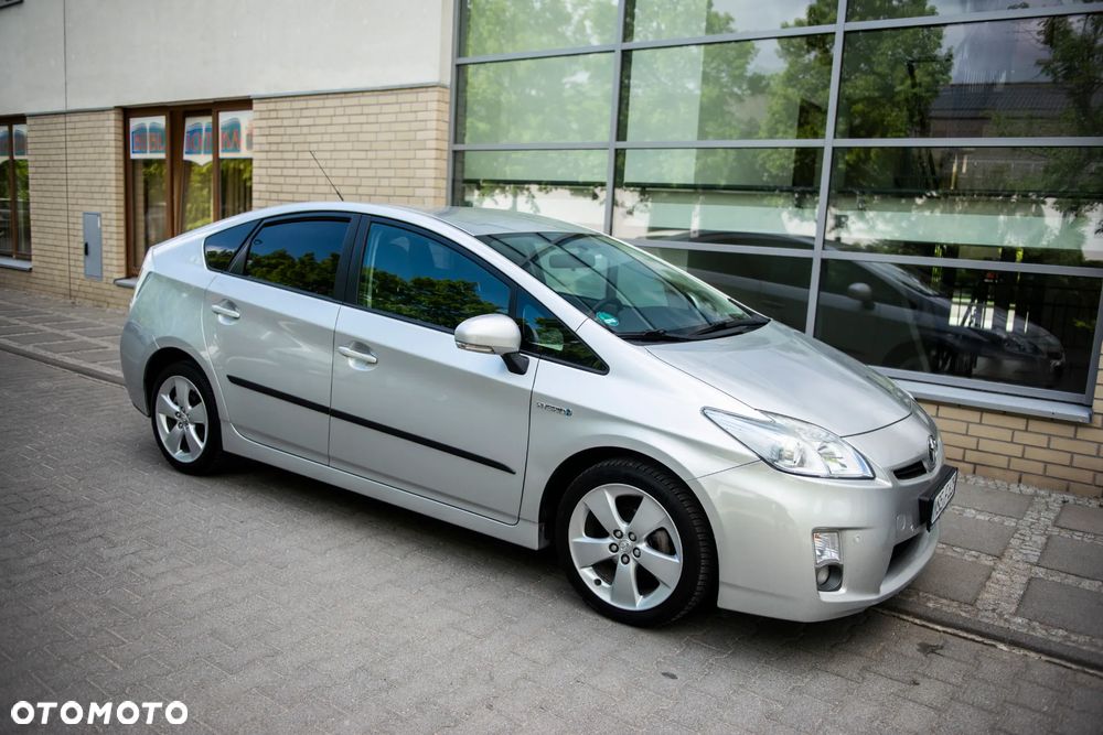 Toyota Prius (Hybrid) Executive - 12