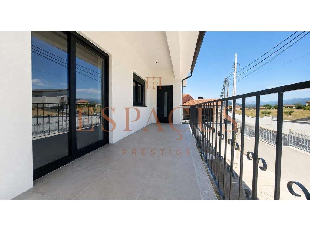 Excelente Moradia Bifamiliar / Oportunidade Única de Investimento - Grande imagem: 2/29