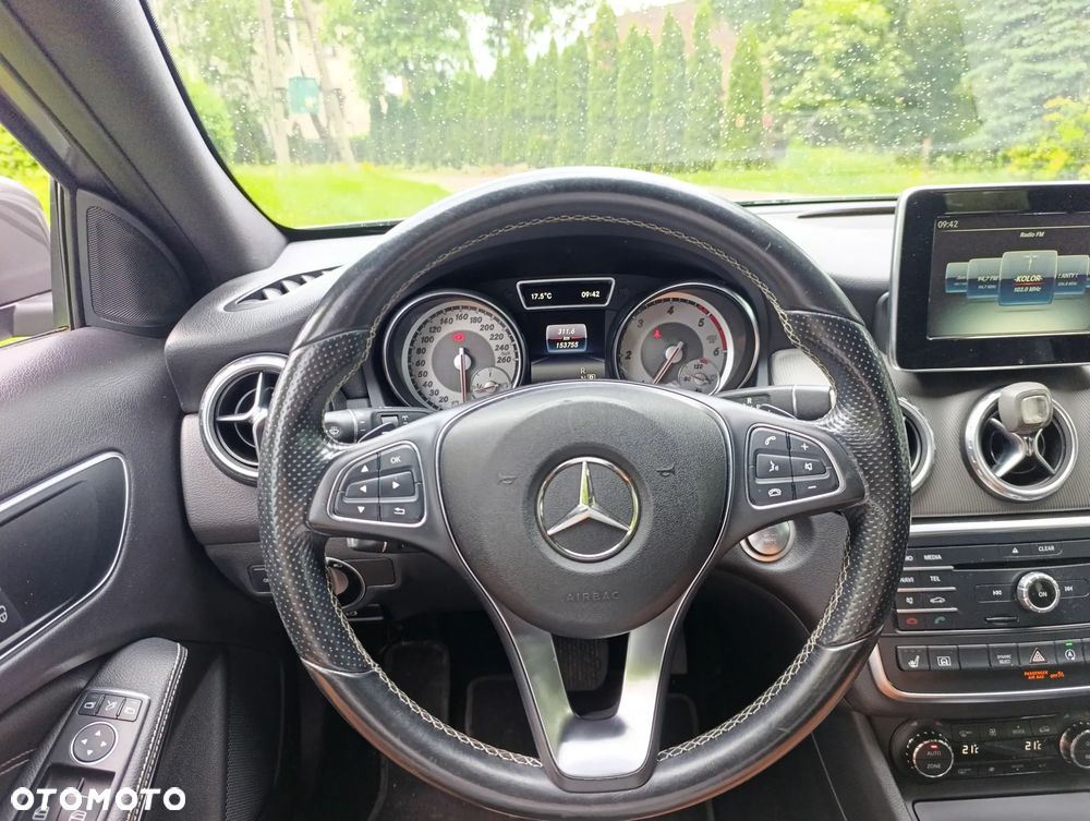 Mercedes-Benz GLA 220 d 4Matic 7G-DCT - 12