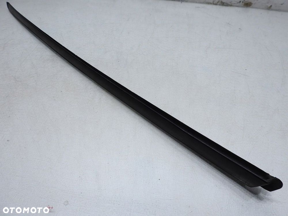 LISTWA SZYBY CZOŁOWEJ PRAWA AUDI A4 B7 - 2