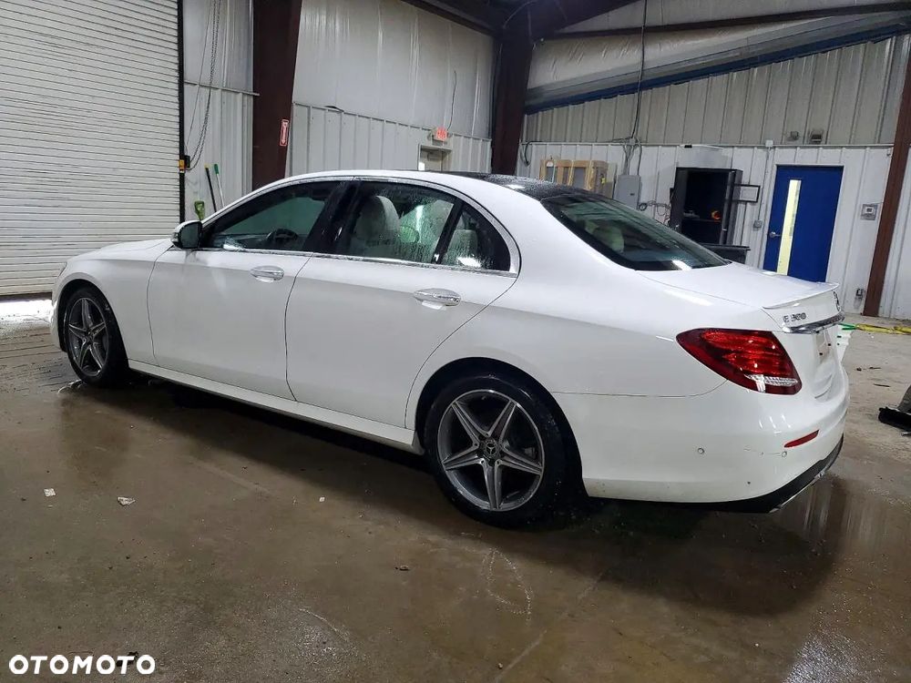 Mercedes-Benz Klasa E 300 9G-TRONIC Exclusive - 3