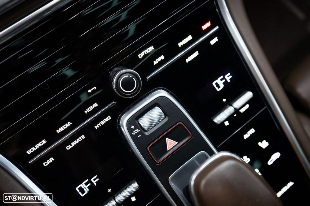 Porsche Panamera Sport Turismo 4 E-Hybrid - 36