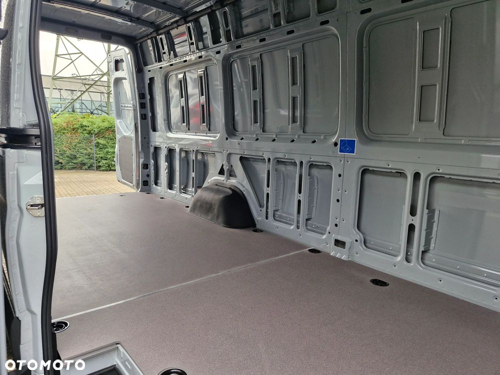Mercedes-Benz Sprinter - 14