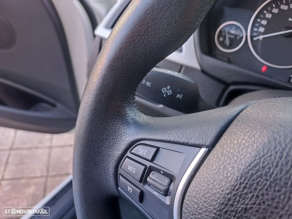 BMW 318 d Sport Line - 22