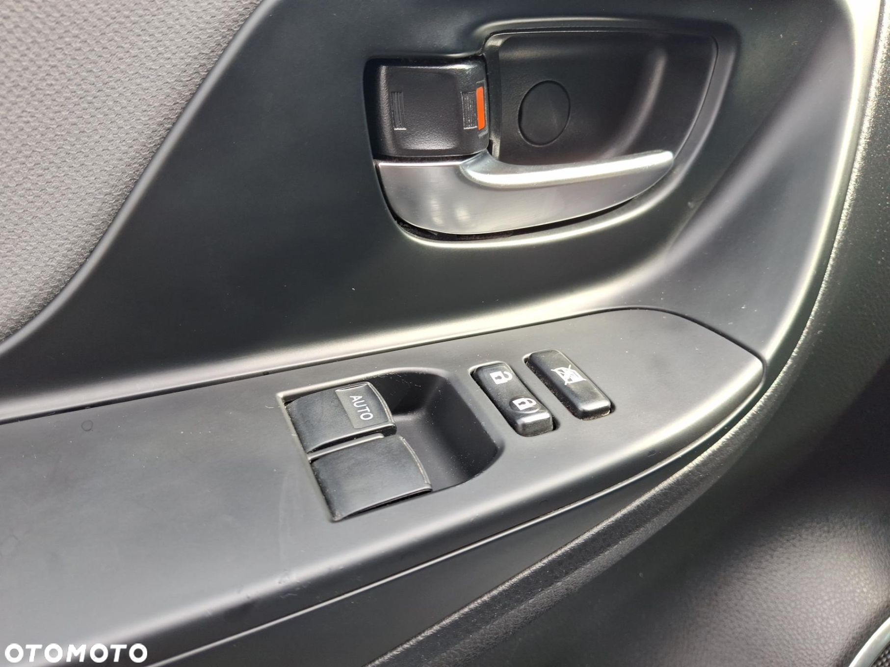 Toyota Yaris Hybrid 100 Life - 10