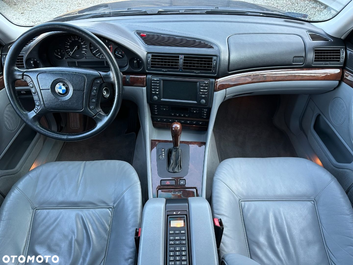BMW Seria 7 750i - 8