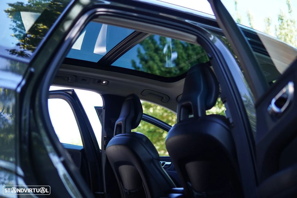 Volvo XC 60 2.0 T8 PHEV Momentum Plus AWD - 32