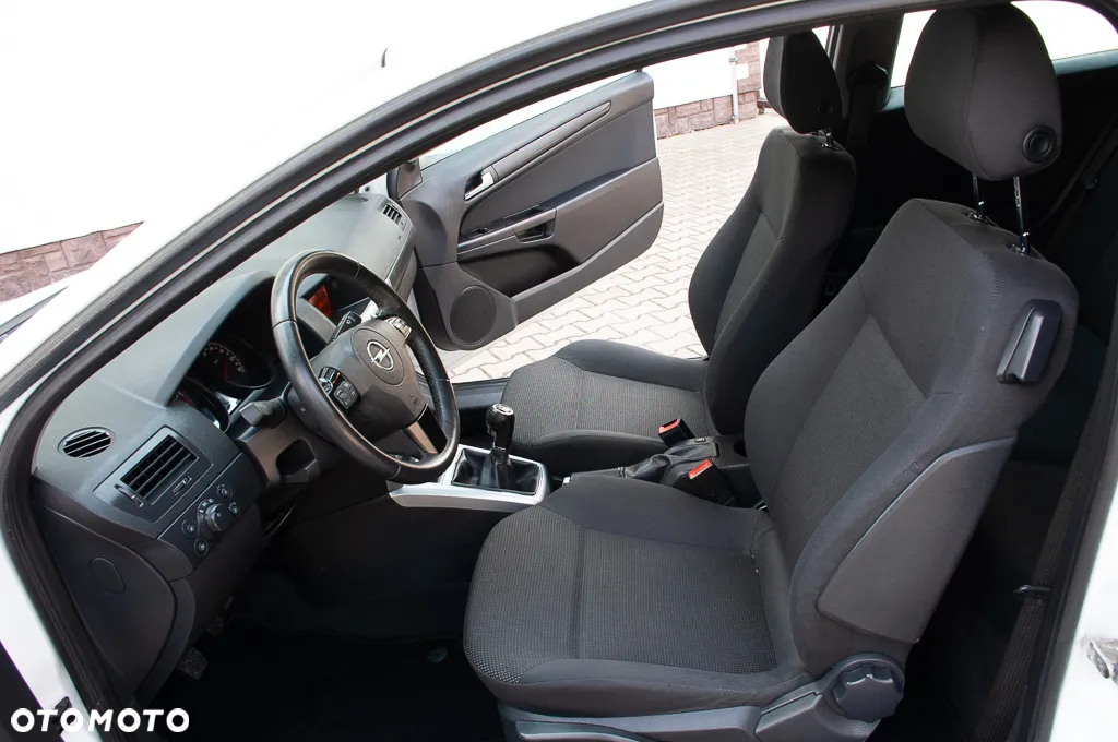 Opel Astra GTC 1.6 - 32