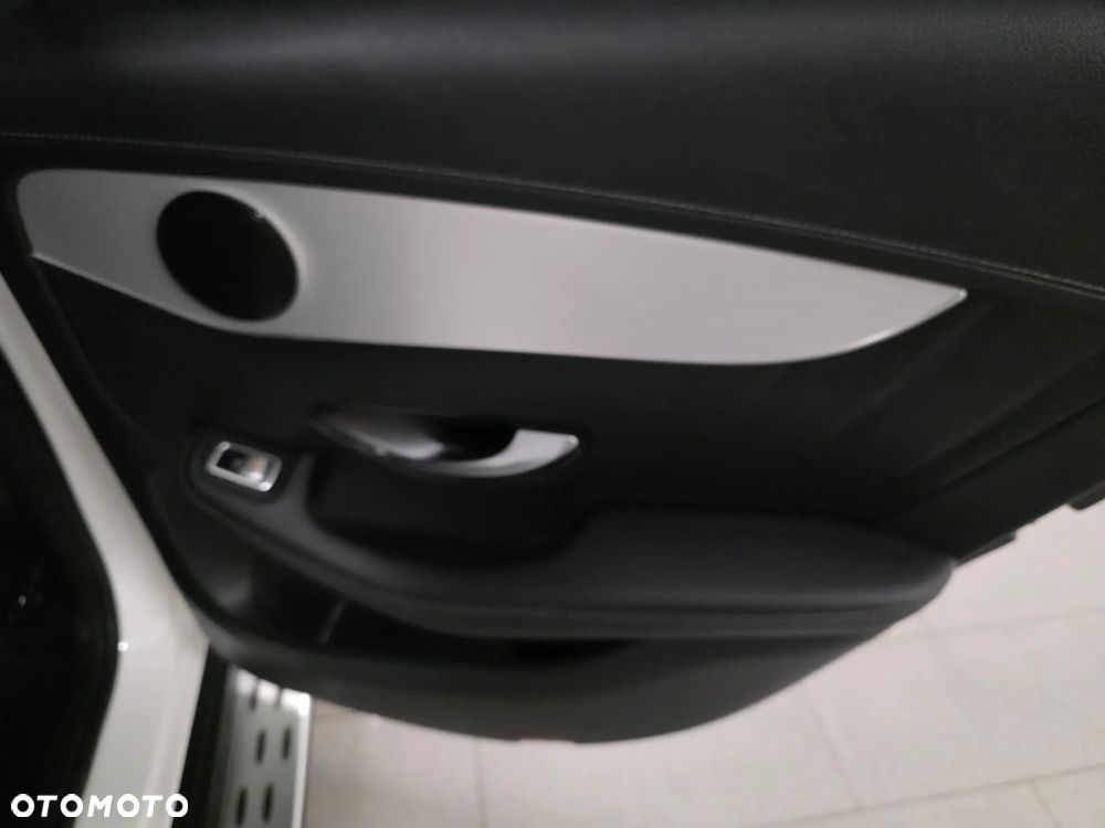 Mercedes-Benz GLC 220 d 4Matic 9G-TRONIC AMG Line Plus - 26