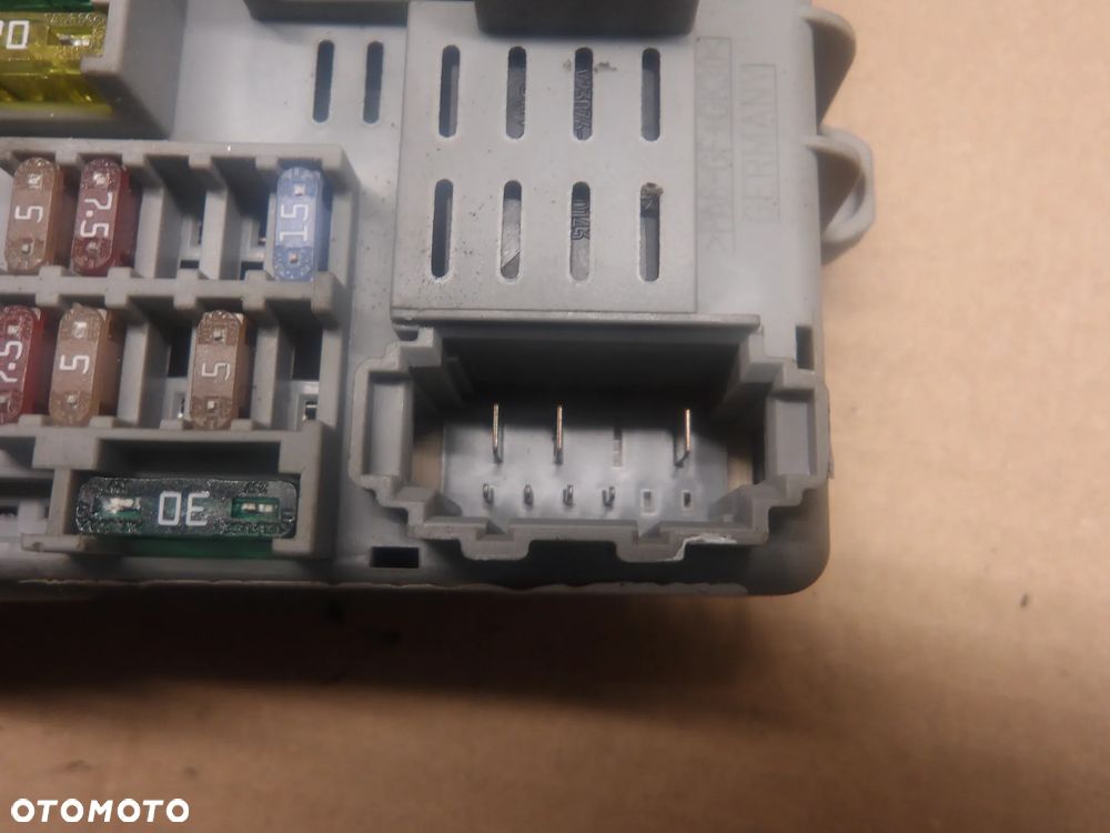 BMW E91 KOMBI 2.0D MODUŁ SKRZYNKA BEZPIECZNIKÓW 6906622 - 6