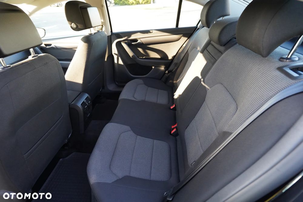 Volkswagen Passat - 10