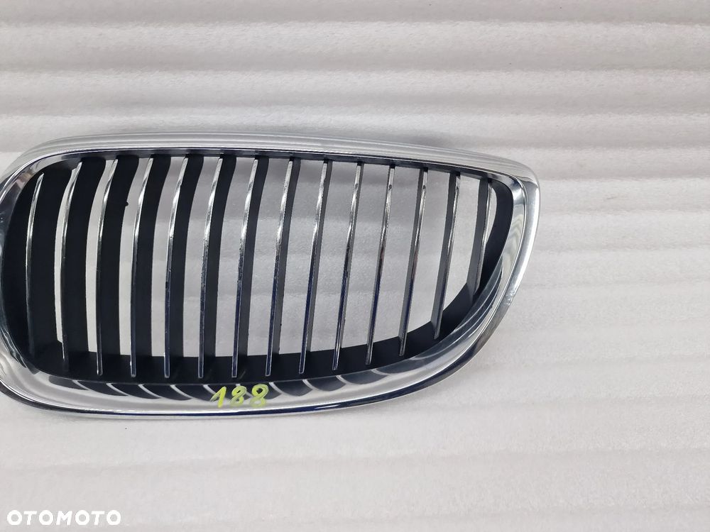 BMW E90 / E91 / E92 05- LEWA NERKA / ATRAPA / GRILL PRZEDNI PRZÓD Z CHROMOWANYMI PIONOWYMI PASECZKAMI ( ŻEBERKAMI ) , NR 1648030407 / 224059-10 / 224059 , NR AUKCJI GL188 - 4