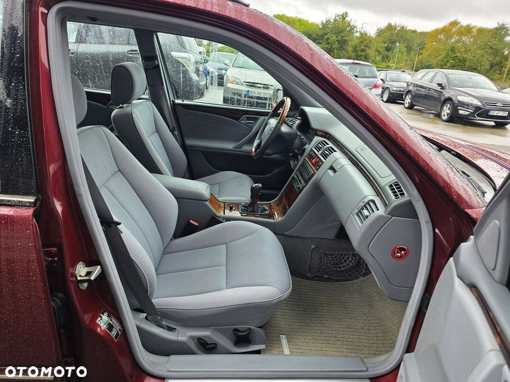 Mercedes-Benz Klasa E 240 T Avantgarde - 23