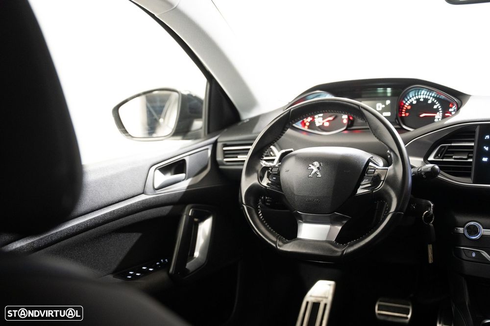 Peugeot 308 1.2 PureTech Allure EAT8 - 8