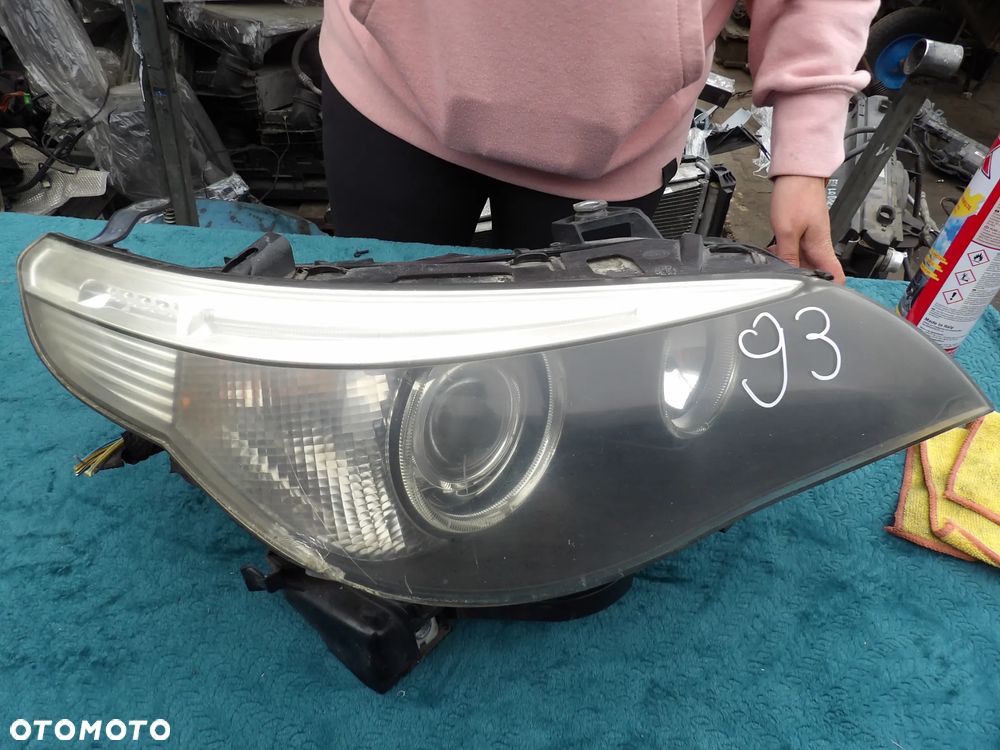 BMW - E60 - PRAWA LAMPA PRZEDNIA - PRZED LIFT - XENON - USZKODZONE SZKŁO - EUROPA - 1