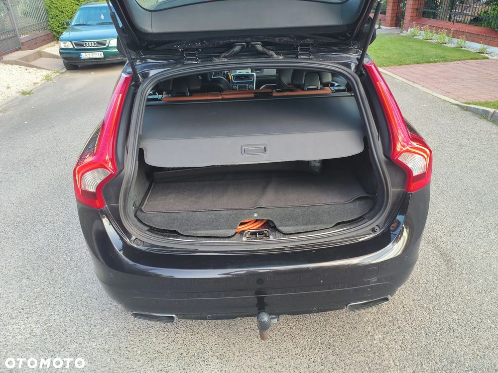 Volvo V60 D6 AWD Plug-in Hybrid R-Design Momentum - 16