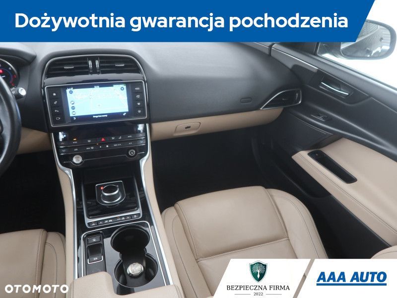 Jaguar XE - 10