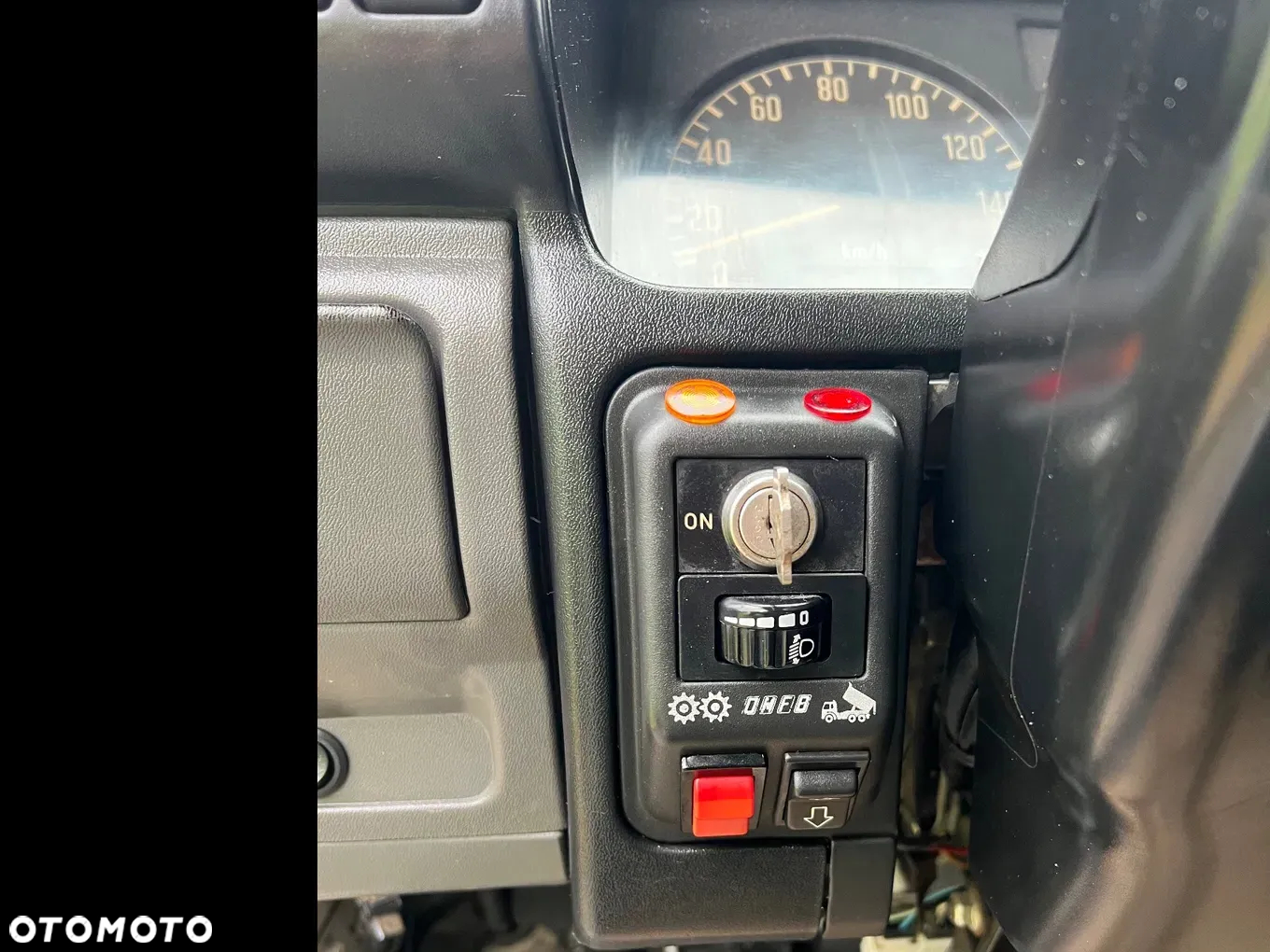 Isuzu NPR - 10
