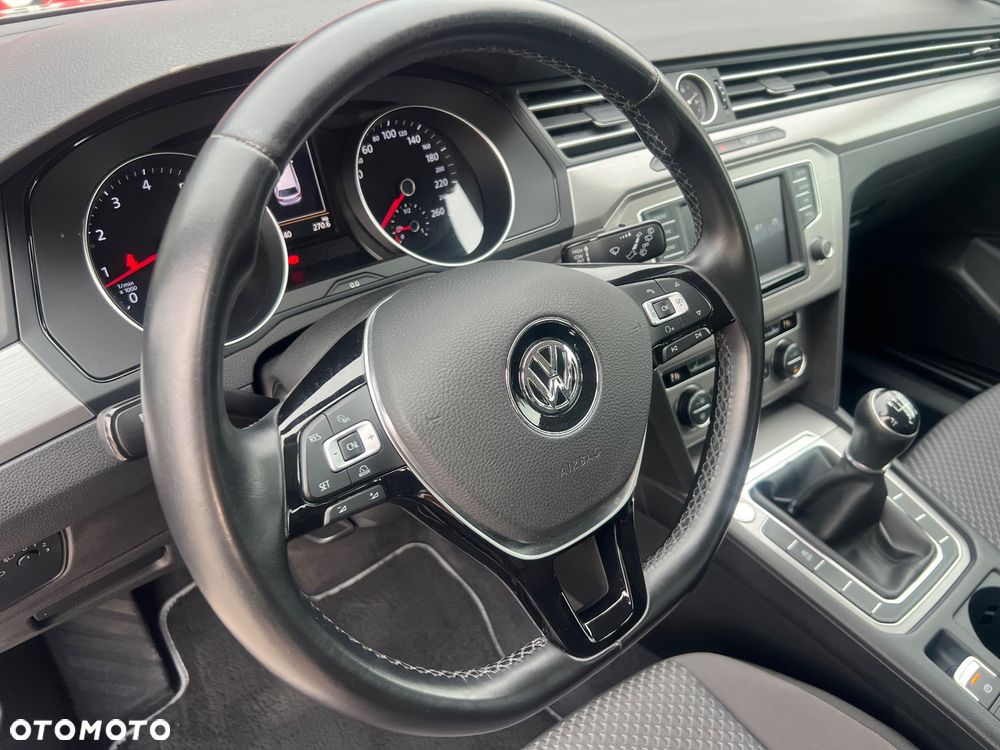 Volkswagen Passat - 12