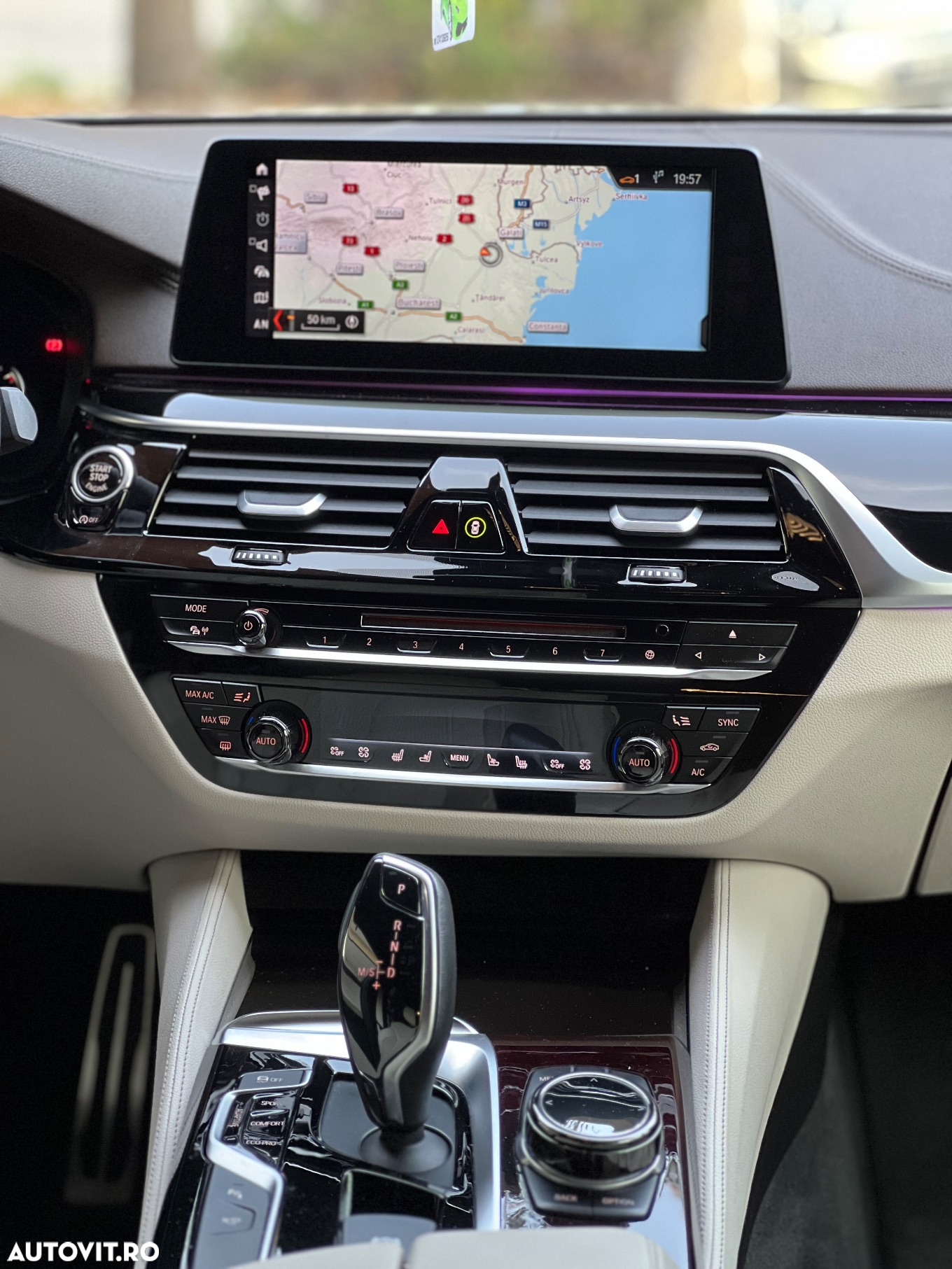 BMW Seria 5 550i xDrive - 25