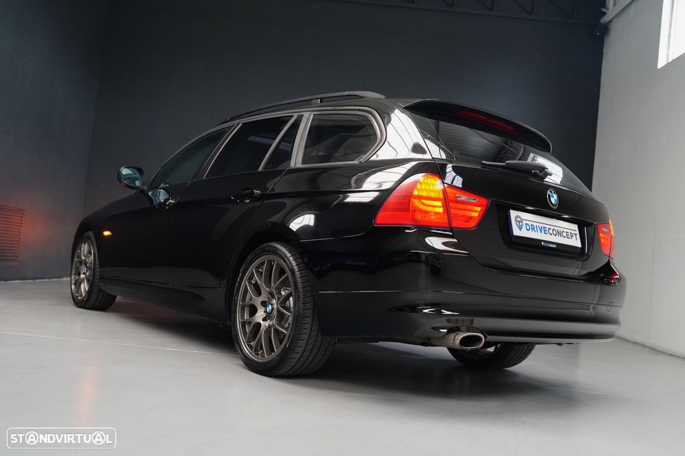 BMW 320 d Touring Navigation Sport - 23