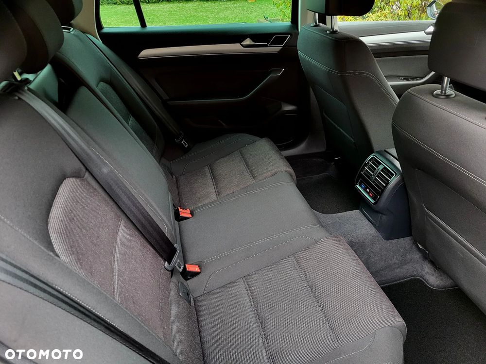 Volkswagen Passat - 8
