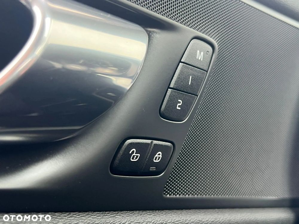 Volvo XC 60 T5 R-Design - 19