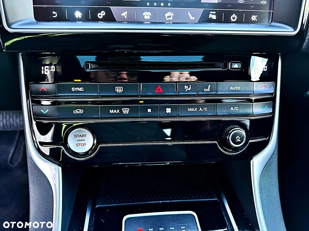 Jaguar XE 20d R-Sport - 35