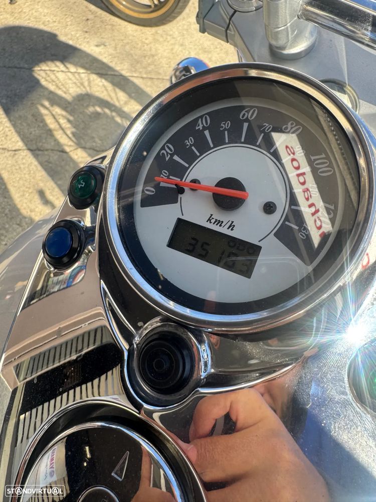 Suzuki VL Intruder - 9