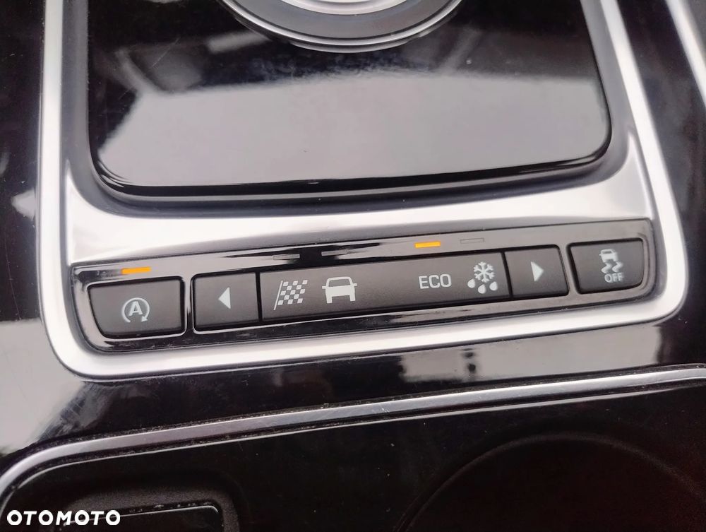 Jaguar XE 2.0 D R-Sport - 32