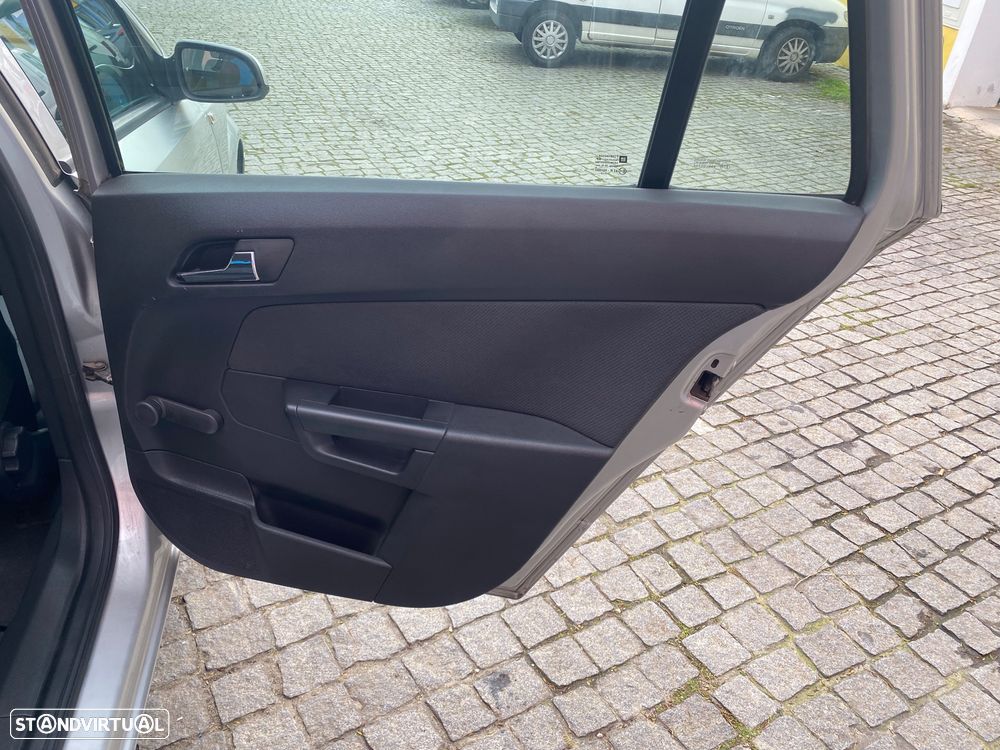 Opel Astra Caravan - 25