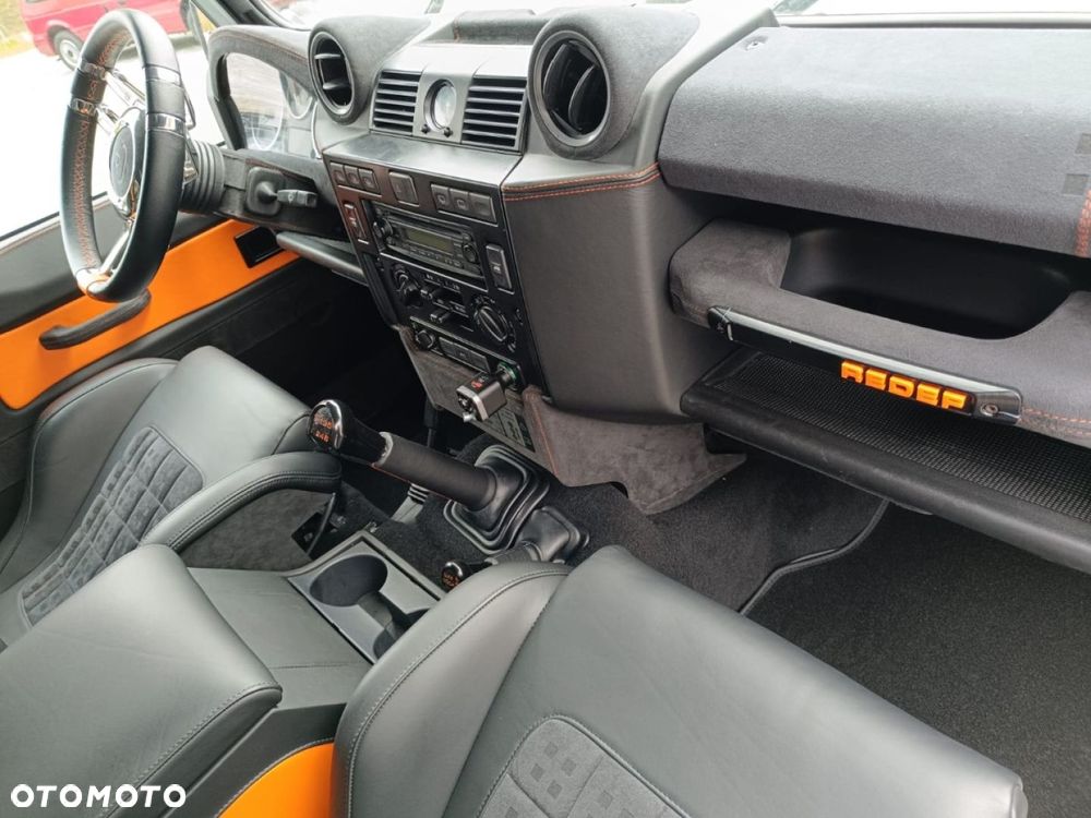 Land Rover Defender - 30