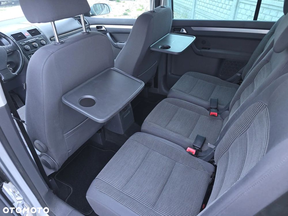 Volkswagen Touran 2.0 TDI Trendline DSG - 9