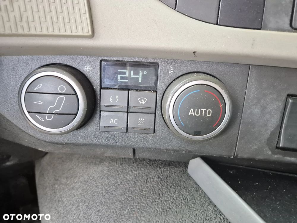 Volvo FM 330 / SKRZYNIA / HDS HIAB 840KG / KABINA SYPIALNIANA / AUTOMAT / HAK - 40