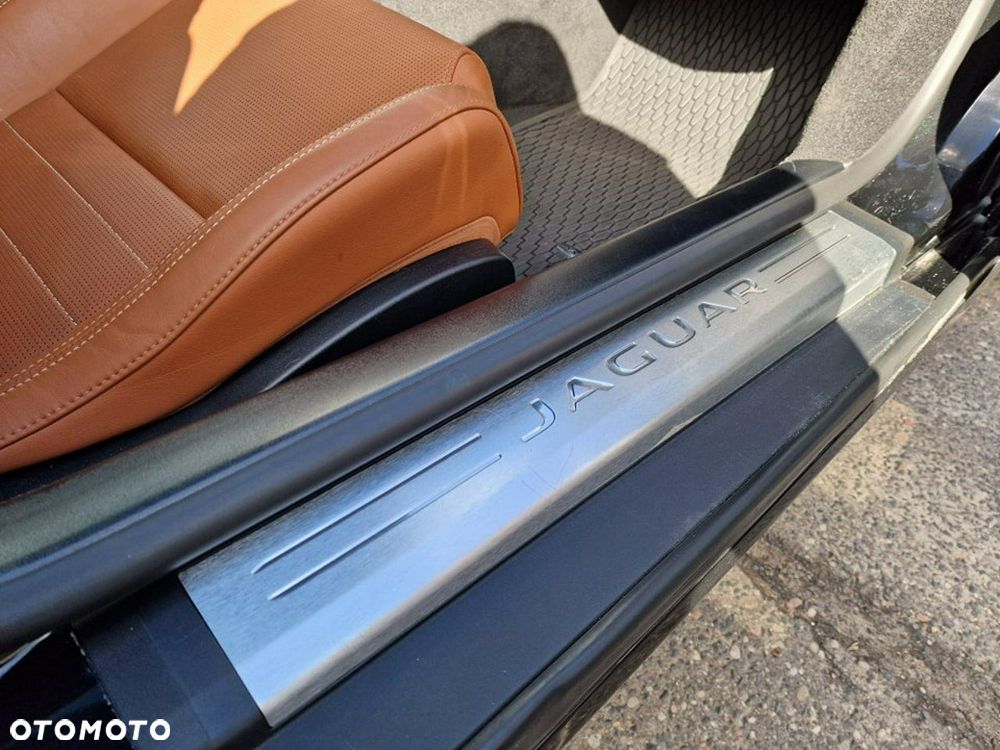 Jaguar F-Type 2.0 Turbo Chequered Flag - 32