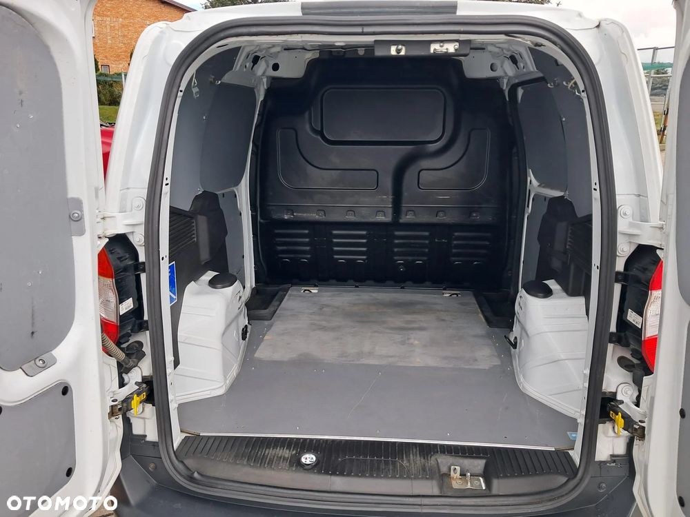 Ford Transit Courier - 17