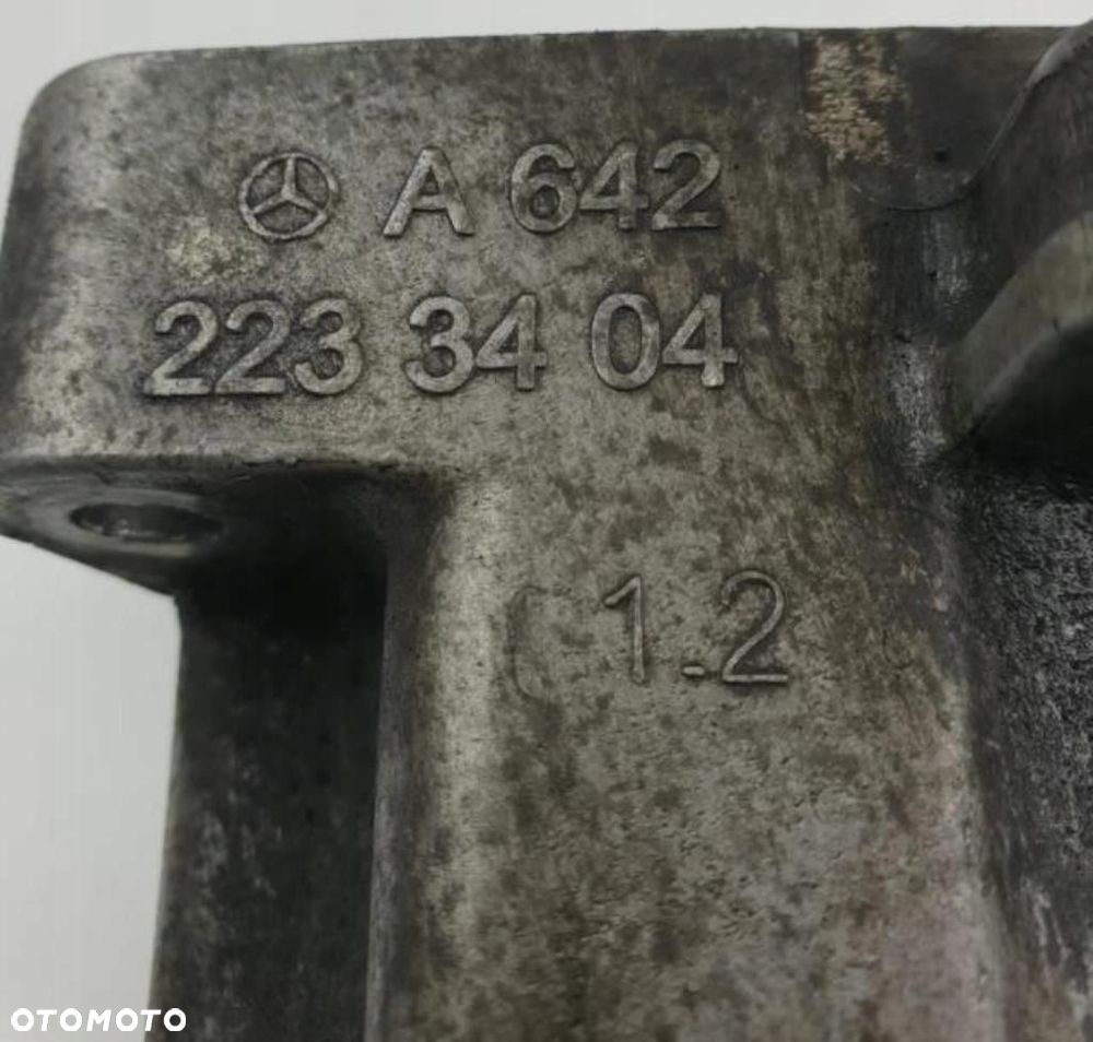 ŁAPA WSPORNIK SILNIKA MERCEDES W212 A6422233404 - 6