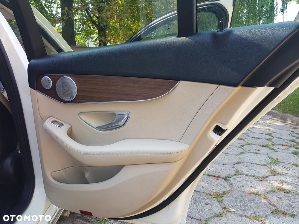 Mercedes-Benz Klasa C 300 4Matic 9G-TRONIC Exclusive - 22