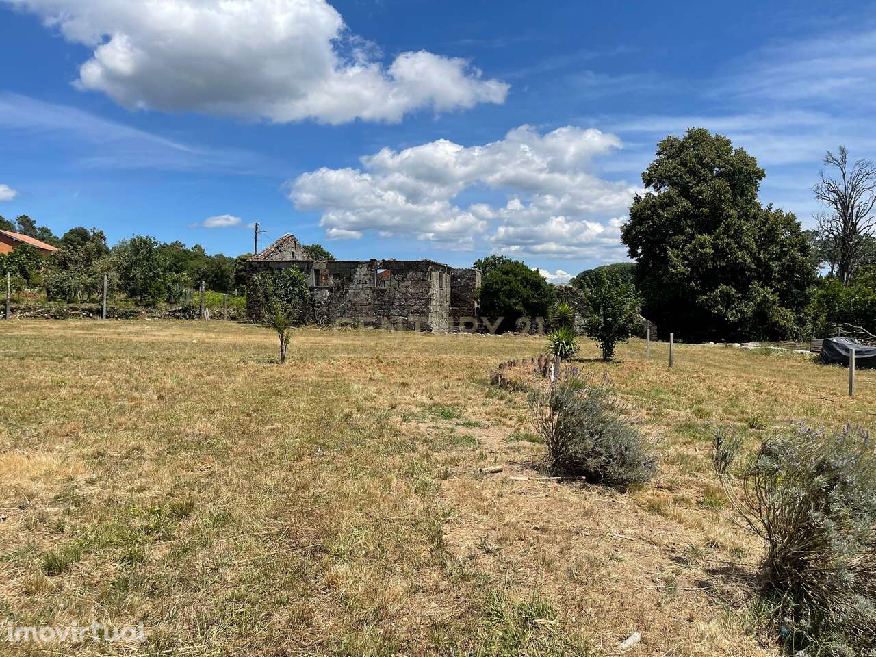 Moradia de 220 metros quadrados, construída em granito, a precisar de - Grande imagem: 3/19