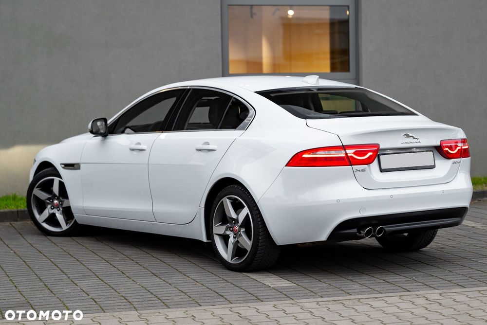 Jaguar XE - 10