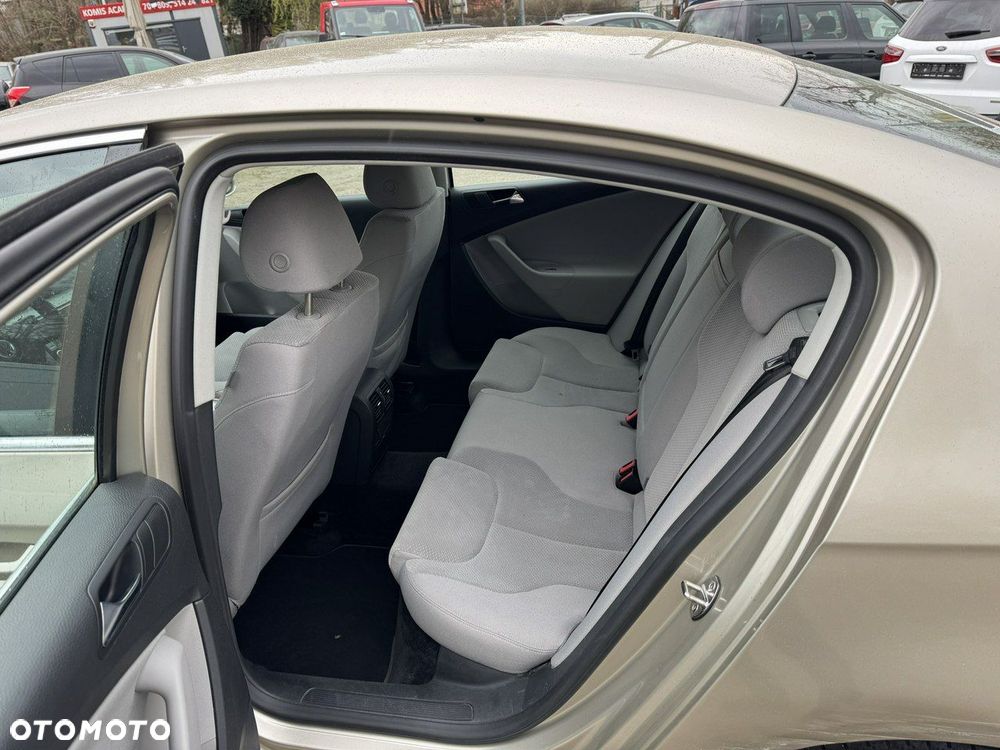 Volkswagen Passat 2.0 FSI Automatik Comfortline - 18