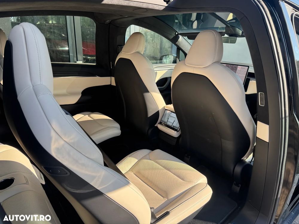 Tesla Model X Plaid - 12