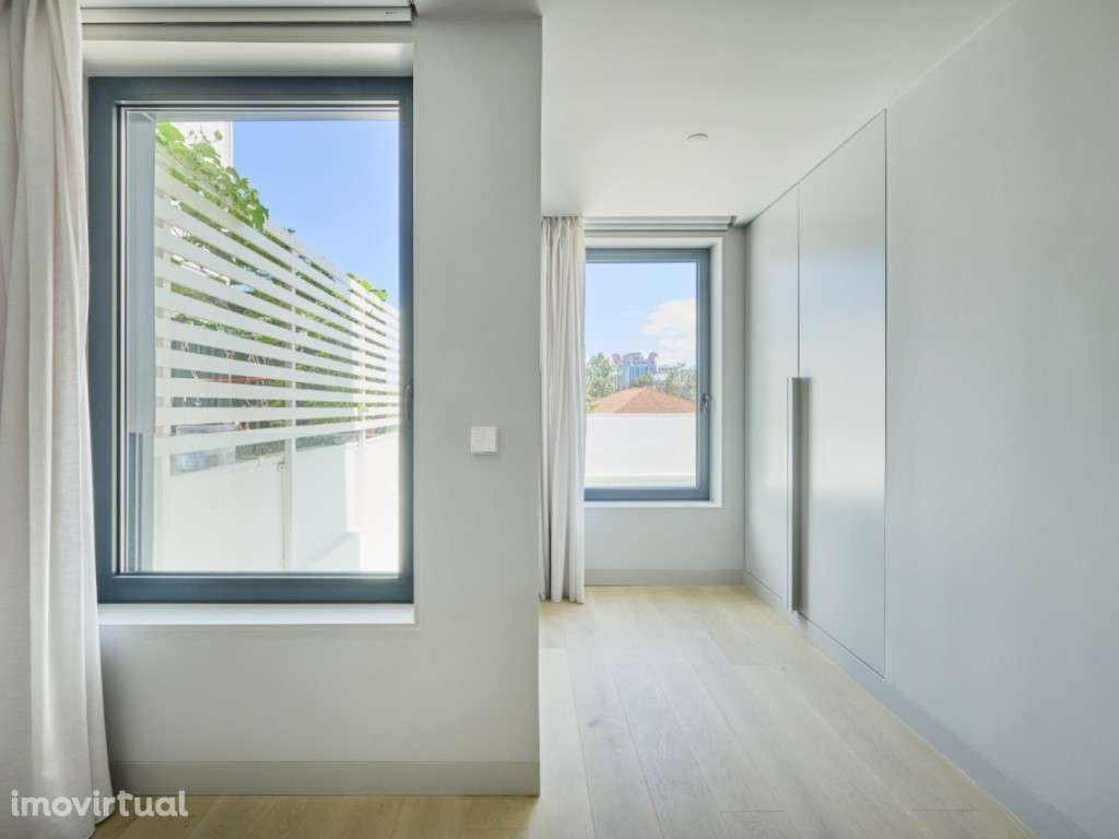 Apartamento Duplex T2 com jardim privado e 2 estacionamentos nas Av... - Grande imagem: 3/50