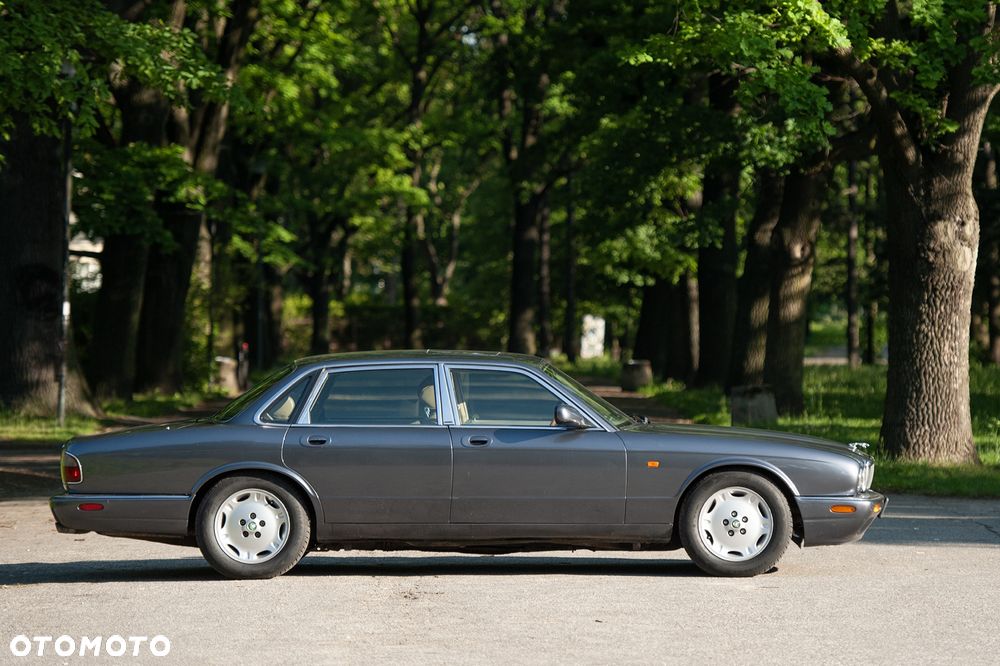 Jaguar XJ - 7
